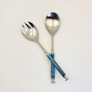 Juego de utensilios para servir ensalada plateados y pulidos, de metal decorativo, con mango redondo de resina azul. - Product Image 2