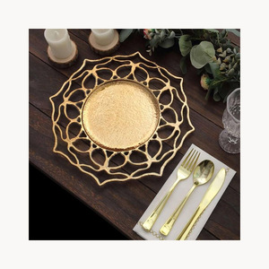 Assiette de service décorative en métal de luxe personnalisée, élégante, nouvelle arrivée, nouveau design, pour la décoration de table d'événements - Product Image 1