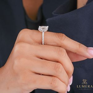 Anillo de compromiso con diamante grande de corte radiante cultivado en laboratorio, engaste catedral con halo oculto y banda pavé de diamantes redondos para esposa - Product Image 4
