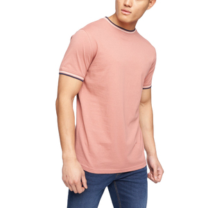 เสื้อยืดคอกลมแขนสั้นสีชมพูสำหรับผู้ชาย ผ้าฝ้าย ทรงปกติ แต่งขอบตัดสี ระบายอากาศได้ดี น้ำหนัก 180 กรัม ผ้าถักเนื้อนุ่ม - Product Image 4