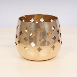 Portavelas votivo de metal hecho a mano, inspirado en la tradición, que ofrece un brillo suave para espacios conscientes y acogedores. - Product Image 5