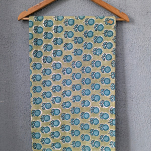 Tela de Algodón Peinado Estampada a Bloque Hecha a Mano en Jaipur, con Estampado Floral Teal, Tela India al por Mayor para Prendas de Mujer y Niña - Product Image 5