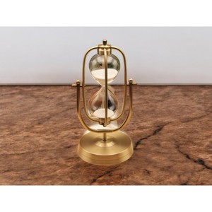 Sablier en laiton traditionnel fait main de qualité assurée avec bulbe en verre et cadre métallique pour un chronométrage précis - Product Image 1