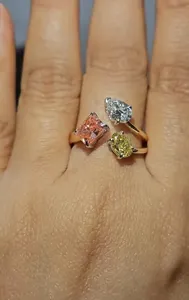 Anillo de compromiso de lujo de tres piedras en oro amarillo con diamantes ovalados y pera amarillos radiantes y rosa, con diseño de anillo cruzado de varias piedras para mujer - Product Image 4