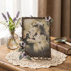 Cadre photo en métal fait main, minimaliste, pour bureau, décoration moderne de salon, cadeau unique pour un anniversaire - Product Image 4