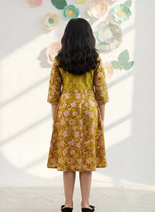 Robe Anarkali à imprimé floral pour femmes et filles, tenue ethnique en coton, couleur verte, longueur genou, collection assortie pour l'été - Product Image 5