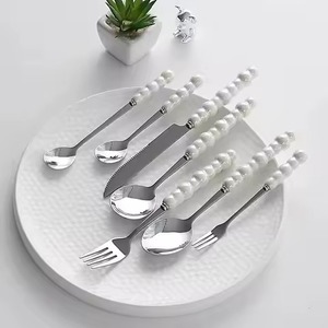 Ensemble de couverts en métal de qualité supérieure, collection moderne de cuillères, fourchettes et couteaux pour la salle à manger et les banquets - Product Image 1