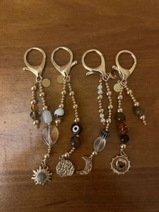 Porte-clés décoratif artisanal haut de gamme avec des perles et des broderies complexes pour les amateurs de mode - Product Image 4