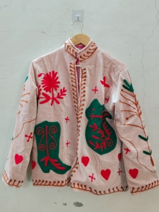 Veste en velours rose brodée à la main pour femmes |   Veste florale artisanale indienne |   Vêtements d'hiver ethniques bohèmes faits à la main - Product Image 6