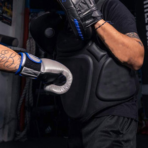 Protector de pecho elegante con diseño flexible y acolchado suave, perfecto para entrenamiento y soporte de seguridad. - Product Image 5