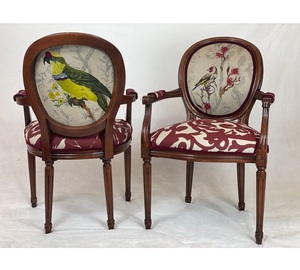 Fauteuils de luxe faits à la main en bois massif, dossier à motif d'oiseaux exotiques, siège orné à motifs marrons - Product Image 1