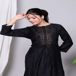 Conjunto de Kurta y Pantalón Tradicional para Mujer NIYANI, Elegante, Negro, de Rayón, con Bordado Minimalista para una Elegancia Étnica Atemporal, para Todas las Temporadas - Product Image 3