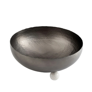 Bol élégant en métal gris fusil avec un rebord texturé distinctif surélevé sur trois bases sphériques en résine blanche polie pour le service - Product Image 3