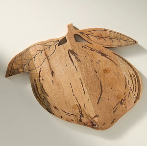 Tabla de cortar de madera única en forma de pera con detalle de hoja, disponible a precios de mayorista para decoración de cocina con temática frutal y para servir. - Product Image 1