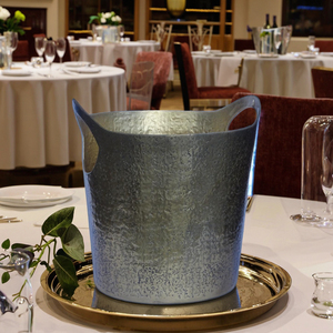 ตู้แช่ไวน์สแตนเลสสำหรับใช้ในบ้านรุ่นใหม่ พร้อมสิงโตทองเหลือง 2 ตัว ตู้แช่ไวน์แชมเปญอินเดีย พร้อมอุปกรณ์บาร์พีซี - Product Image 1