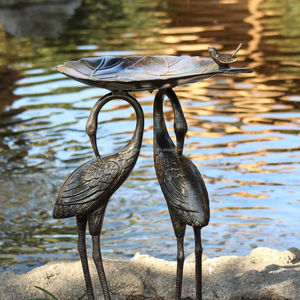 Bain d'oiseaux élégant en métal pour extérieur, conçu pour les jardins et les patios, base robuste, matériau résistant aux intempéries, bassin à eau pour oiseaux. - Product Image 5