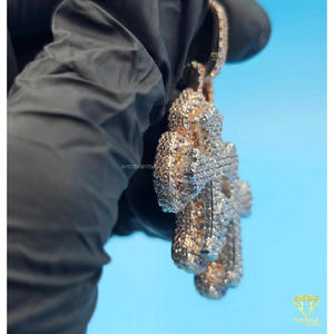 Colgante Cristiano con Incrustaciones de Diamantes, Joyería de Diseño Urbano con Acabado Plateado - Product Image 4