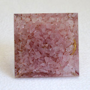 Pyramide d'orgone en quartz rose avec enveloppe en fil de cuivre sur quatre côtés, produit de guérison Feng Shui en provenance d'Inde - Product Image 3