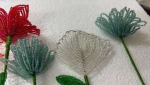 Bouquet de fleurs artificielles en verre perlé fait main, tiges florales décoratives en perles de rocaille pour la maison et les cadeaux - Product Image 4