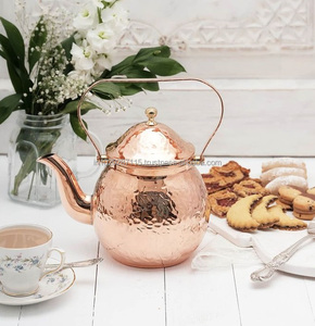 Hervidor de cobre vintage hecho a mano con caño curvo y mango de madera perfecto para Decoración de casa de campo o cocinas tradicionales - Product Image 3