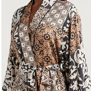 ชุดคลุมไหมผู้หญิงลดราคาพิเศษ ชุดนอนหรูหรา ชุดคลุมอาบน้ำผ้าซาตินไหมสำหรับผู้หญิง ชุดลำลองใส่บ้าน ใช้ในโรงแรม สปา รับสกรีนโลโก้ - Product Image 4