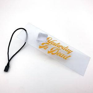 Étiquette suspendue en PVC personnalisée OEM 2026, anti-déchirure, étiquette oscillante en plastique durable pour sac à main - Product Image 2