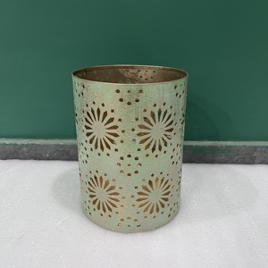 Portavelas Decorativo de Hierro para Decoración del Hogar con Acabado Verde Único Modelo V628 - Product Image 1