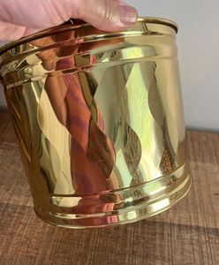 Elegante maceta de metal con acabado en latón para decoración de hogares de lujo, con estructura resistente y estilo moderno. - Product Image 4