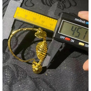 Llavero de Latón con Forma de Esqueleto, Diseño Irregular, Colgante Metálico en Tono Dorado, Accesorio de Moda - Product Image 6
