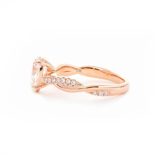 Bague de fiançailles en diamant de laboratoire taille poire 1,5 carat, or rose 14 carats, bande pavée de diamants torsadée, certifiée IGI, solitaire en diamant de laboratoire - Product Image 5