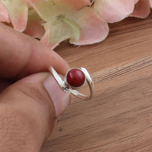 Anillo de Plata de Ley con Coral Rojo Natural, Anillo Clásico y Delicado para Boda o Piedra de Nacimiento, Joyería Minimalista con Gema Tallada - Product Image 1