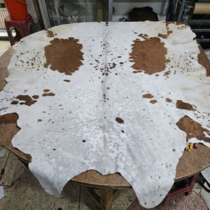 Peaux de vache de haute qualité avec poils, adaptées à la production de portefeuilles, ceintures, chaussures et tapis d'intérieur raffinés. - Product Image 1