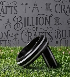 Bracelet manchette ouverte en résine noire et blanche avec motif marbré, bijou fantaisie fait main pour soirée - Product Image 1