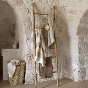 Étagère porte-serviettes autoportante en bambou massif avec finition antidérapante pour couvertures et édredons - Product Image 4