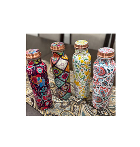 Bouteille d'eau décorative en cuivre avec motif floral imprimé en émail réalisé par des artisans qualifiés avec des motifs détaillés - Product Image 5