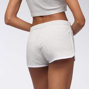 Shorts de plage floraux tropicaux OEM 2026 personnalisables avec imprimé sur toute la surface – Fabricant de shorts de sport et de course - Product Image 2