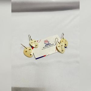 Pendientes de Hueso Natural Multicolor con Vibrantes Formas de Animales Pintadas a Mano y Motivos Tradicionales Tribales en Forma de Luna - Product Image 2