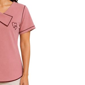 T-shirt asymétrique rose poudré pour femme à manches courtes avec broderie cœur, passepoil contrastant et détails boutonnés – Vente en gros personnalisée décontractée - Product Image 4