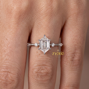 Anillo de compromiso y boda contemporáneo de plata 925 con diamante hexagonal de corte escalonado cultivado en laboratorio y engaste de garra de línea limpia - Product Image 6