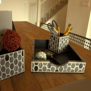 Bandeja de Servir de Lujo en Resina y MDF con Incrustaciones de Hueso en Gris Rústico y Blanco, Patrón Horizontal, para Decoración del Hogar y Regalos - Product Image 4