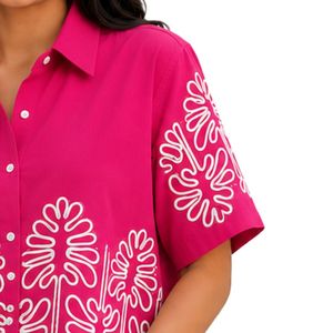 เสื้อเชิ้ตครอปสีชมพูสดสำหรับผู้หญิง ปักลายดอกไม้สีขาว แขนสั้น สไตล์ลำลอง เสื้อผ้าฝ้ายแฟชั่นฤดูร้อน ดีไซน์เนอร์ ออกแบบเองได้ - Product Image 4
