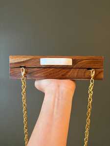 Bolso de mano tipo clutch de resina epoxi con cierre magnético para mujer, con logo personalizable, modelo escultura, impermeable, para boda, de UO - Product Image 5