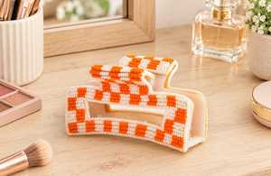 Pince à cheveux artisanale à carreaux orange et blancs ornée de perles de rocaille et de perles de verre, accessoires pour cheveux pour femmes - Product Image 1