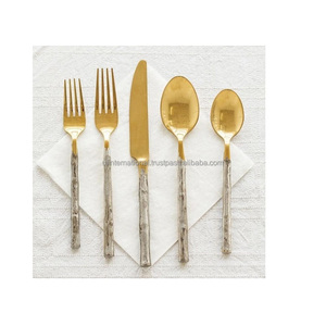 Ensemble de couverts de grande taille pour usage domestique, couverts de mariage en or poli avec manche en forme de fleur - Product Image 4
