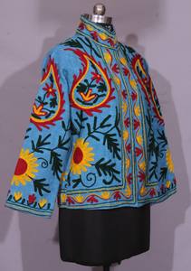 Chaqueta de tela TNT Suzani bordada a mano con motivos florales en azul cielo – Abrigo artesanal de diseño. - Product Image 2