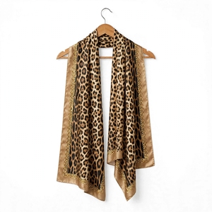 Écharpe en soie à imprimé feuilles pour femme avec bordure chaîne dorée, châle carré en satin, accessoire de mode estival, cadeau, extérieur - Product Image 5