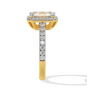 แหวนเพชรทรงสี่เหลี่ยมมรกต 2 กะรัต ผลิตในห้องปฏิบัติการ ประดับเพชรรอบวงแบบ Halo ตัวเรือนแบบ Prong Set พร้อมเพชรด้านข้าง ดีไซน์ Open Gallery สำหรับวันครบรอบแต่งงานที่ได้รับการรับรอง - Product Image 3