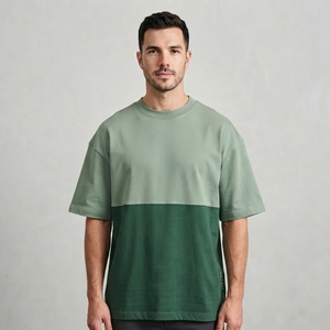 Camiseta de Hombre Verde Salvia y Verde Oscuro con Bloques de Color, Cuello Redondo, Manga Corta, Corte Holgado, Estilo Casual Urbano - Product Image 1