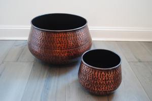 Ensemble de 2 pots à plantes foncés au design martelé intemporel, adaptés aux plantes d'intérieur, à la décoration de la maison, au balcon et au jardin, en provenance d'Inde - Product Image 4