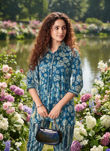 Ensemble coordonné imprimé floral haut de gamme pour femme, kurta et pantalon asymétriques ethniques contemporains, avec foulard assorti, idéal pour les fêtes, en polyester - Product Image 3